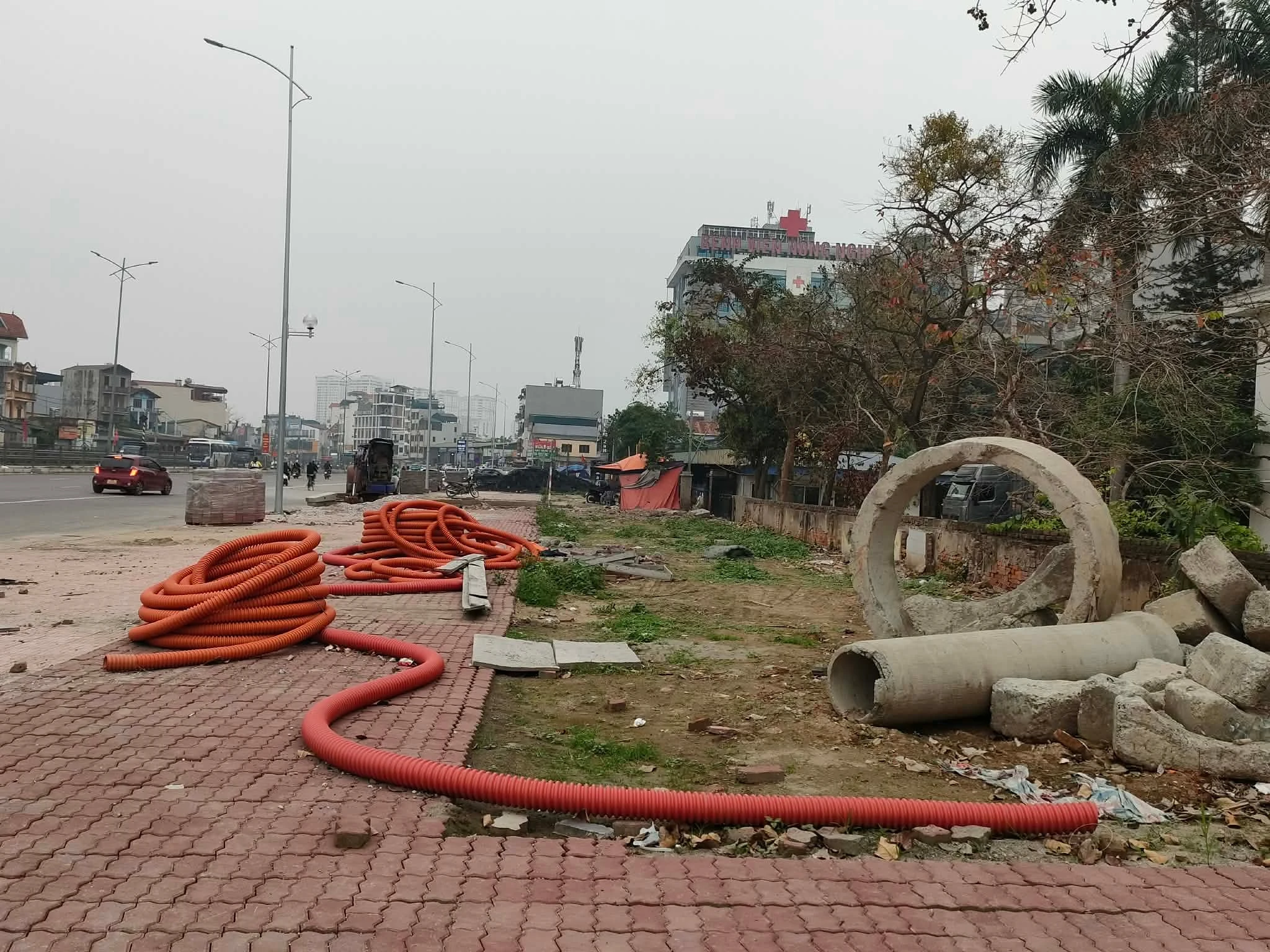 Dự án mở rộng QL1A đoạn Văn Điển – Ngọc Hồi ngổn ngang vật liệu