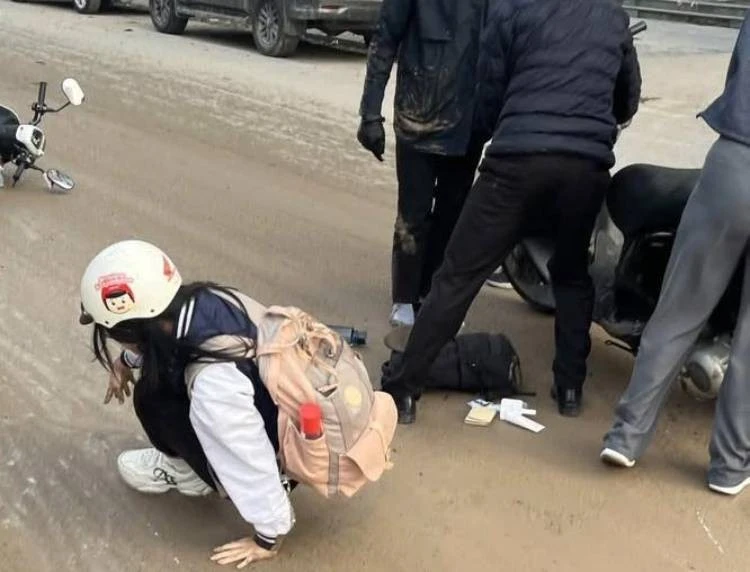 Hàng loạt người trượt ngã khi lưu thông trên phố Hà Nội