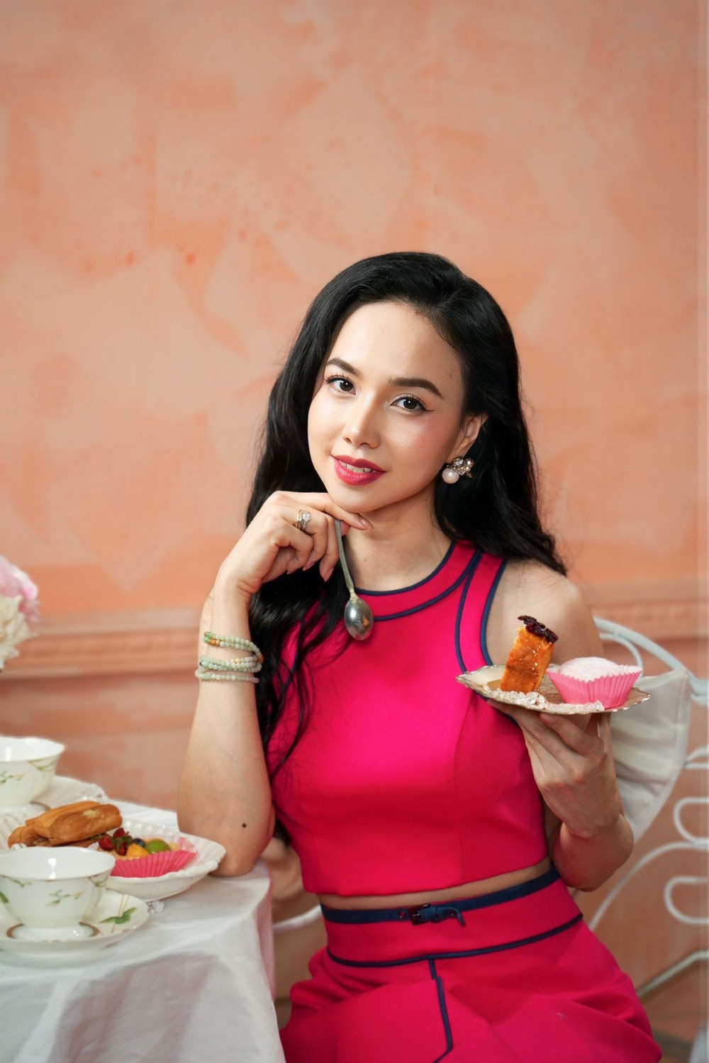 Image hình ảnh hình ảnh hình ảnh hình ảnh hình ảnh hình ảnh hình ảnh Đinh Ngọc Diệp - Vợ đạo diễn trăm tỷ mặc trang phục màu nổi bật đi trà chiều | Báo ...