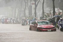 Hà Nội ngập trong "biển nước" sáng 26/8, sinh hoạt đảo lộn