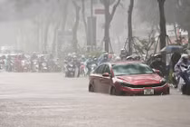 Toàn cảnh Hà Nội ngập trong "biển nước" sáng 26/8