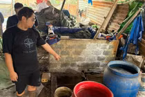 Phát hiện xưởng phân kim xả chất thải nguy hại ven sông Đuống