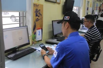 Hệ thống 'nghẽn mạch', người dân chờ đợi đăng kiểm điện tử