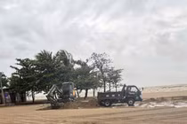 Lợi dụng bão số 10, xúc trộm cát biển ở Sầm Sơn