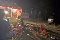 Tài xế lùi xe trong nhà văn hoá khiến cháu bé tử vong