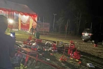 Tài xế lùi xe trong nhà văn hoá khiến cháu bé tử vong