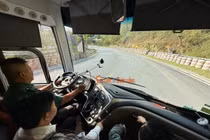 Cận cảnh cuộc "đại phẫu" xe khách giường nằm trên cung đường đèo dốc