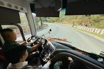 Cận cảnh cuộc "đại phẫu" xe khách giường nằm trên cung đường đèo dốc