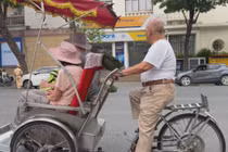 Xích lô 'độ' điện tung hoành phố cổ Hà Nội