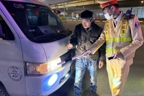'Độ' đèn siêu sáng cho xe, thú chơi nguy hiểm, thiếu văn hoá giao thông