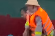 CSGT Thanh Hoá kịp thời ứng cứu người bị co giật trong mưa lũ