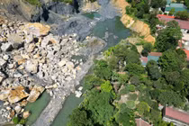 Hiện trường vụ nghìn khối đá ụp xuống sau tiếng nổ như bom