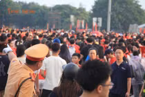 Người dân đổ về sân vận động Mỹ Đình "đu" concert quốc gia đặc biệt