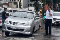 Xe ô tô 7 chỗ bất ngờ sụt xuống "hố tử thần" trên phố Hà Nội