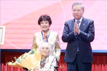 Tổng Bí thư Tô Lâm trao danh hiệu Anh hùng Lao động cho bà Nguyễn Thị Bình