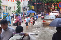 Mưa như trút, người dân Hà Nội vật vã trở về nhà trong biển nước 