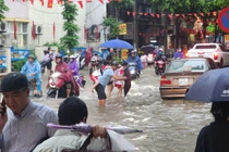 Mưa như trút, người dân Hà Nội vật vã trở về nhà trong biển nước 