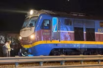 Tàu hỏa va chạm xe máy, 2 người tử vong 