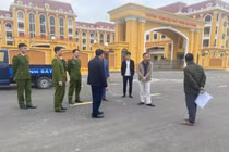 Làm rõ vụ căng băng rôn trước cổng trường đòi Công ty Thái Sơn trả tiền