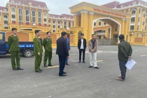 Làm rõ vụ căng băng rôn trước cổng trường đòi Công ty Thái Sơn trả tiền