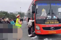 Báo động tình trạng nhồi nhét khách trên xe đường dài dịp Tết Bính Ngọ