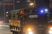 Những cánh tay vẫy chào, nụ cười trong đêm sau sơ duyệt diễu binh