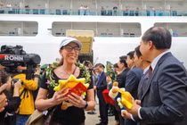 Gần 2.400 du khách quốc tế 'xông đất' cảng tàu khách lớn nhất Quảng Ninh