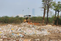 Hà Nội truy tìm đối tượng đổ trộm phế thải tại nút giao đường 70