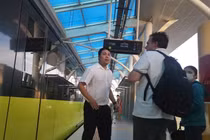 Đường sắt đô thị Nhổn - Ga Hà Nội lại "dính" sự cố, hành khách bị...rời tàu