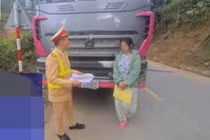 Nữ TikToker lái xe tải bị phạt vì dừng giữa đường tranh luận