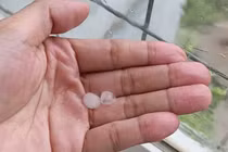 Quảng Ninh xuất hiện mưa đá, sấm sét... du lịch đình trệ