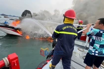 Cháy tàu du lịch 132 chỗ ngồi ở Quảng Ninh