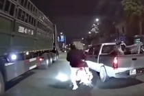 Xác minh vụ xe bán tải 'tạt đầu' xe máy suýt gây tai nạn chết người