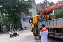 Va chạm xe ô tô cẩu, người phụ nữ đi xe đạp tử vong 