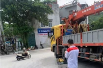 Va chạm xe ô tô cẩu, người phụ nữ đi xe đạp tử vong 