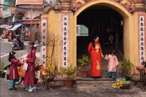 Chen chân chụp ảnh đầu xuân năm mới ở cầu ngói đẹp nhất Ninh Bình