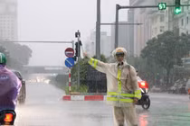 CSGT đội mưa, ngâm mình hỗ trợ giao thông ngày ngập lụt
