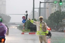 CSGT đội mưa, ngâm mình hỗ trợ giao thông ngày ngập lụt