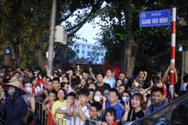 Trèo cây để ngóng chờ diễu binh, diễu hành trên đường Kim Mã - Giang Văn Minh