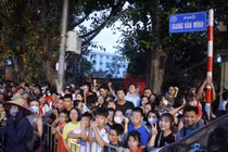 Trèo cây để ngóng chờ diễu binh, diễu hành trên đường Kim Mã - Giang Văn Minh