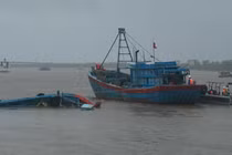 Cứu sống 9 người bị lật tàu ở Quảng Ninh