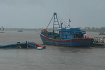 Cứu sống 9 người bị lật tàu ở Quảng Ninh