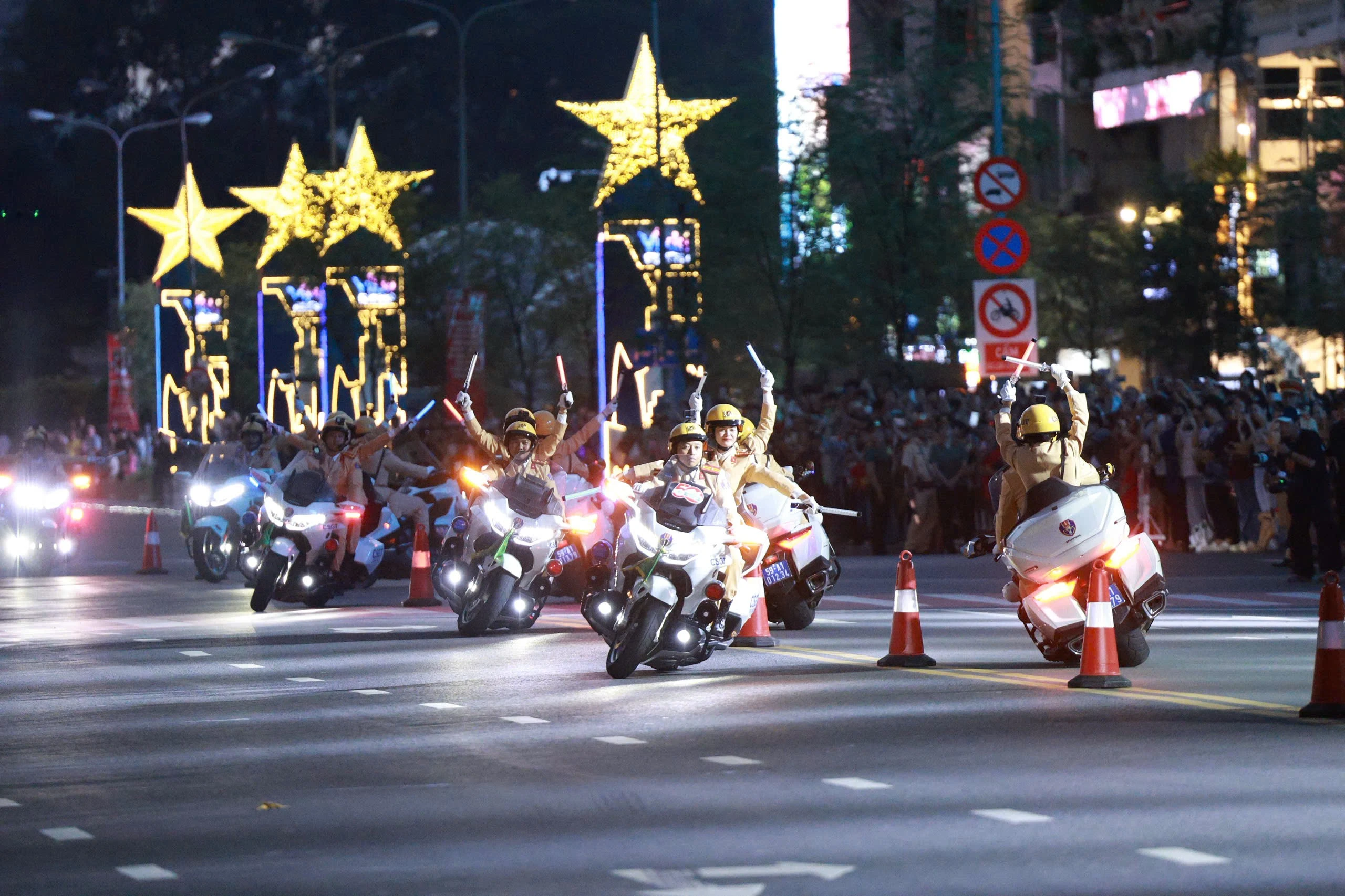 Hào khí lan tỏa đêm diễn “Vinh quang Công an Nhân dân”