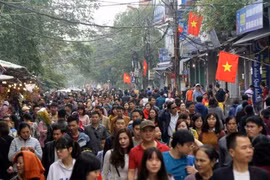 Hà Nội: Biển người chen chân đi lễ đầu năm
