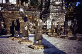 Ghé thăm các lăng tẩm ở Huế năm 1986 dưới góc ảnh phương Tây