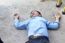 Dùng "độc chiêu" lừa tiền, gã đàn ông bảnh bao bị hai phụ nữ ôm bắt