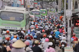 TP HCM: Hành khách la liệt, nhếch nhác tại bến xe Miền Đông 