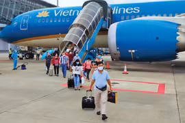 Tăng giá trần vé máy bay nội địa, ảnh hưởng gì đến du lịch?