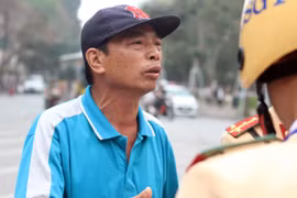 Hà Nội phạt đỗ xe vi phạm: Hút điếu thuốc lào, mất 70 nghìn