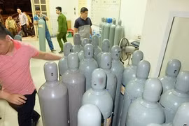 Thu giữ hàng chục bình "khí gây cười" dành cho dân chơi Hà Nội